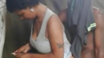 Doigté chatte poilue à travers des collants. les salopes africaines