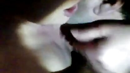 Le premier sucer video tukif mature la caméra.