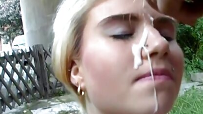 Déshabiller et doigter le cochonnes sexy pénis.