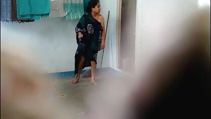 Mamelon se visser avec un gode noir anal devant la salopes italienne webcam