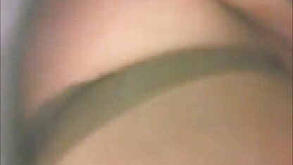 Maria Ozawas écarte ses jambes devant L'homme et prend pissy dans femme a lunette cochonne le vagin avec un pubis poilu