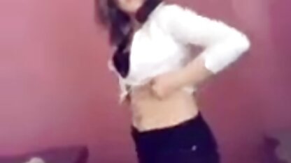 Belle brune changer ses vêtements et de prendre la matures bien salopes bite dans sa bouche