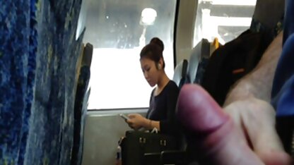 Blonde en bas donne une pipe avant d'avoir des relations sexuelles dans un tres vieille cochonne taxi