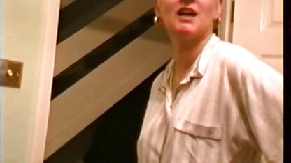 Gode du trou dans le mur vissant video sex cochonne une fille.