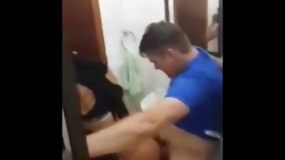 Un violeur baiser une fille dans la salle de bain. femme cochonne en collant