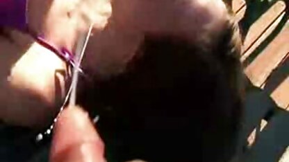 Brunette salopes arabe espiègle se baigner et caresser son entrejambe avec un tuyau de douche