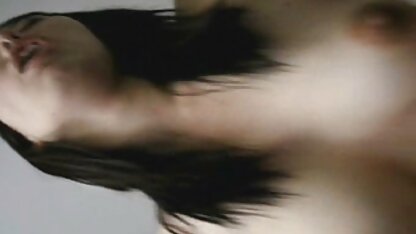 Cul fille assis sur le cochonnes sexy dessus de la machine à sexe faute