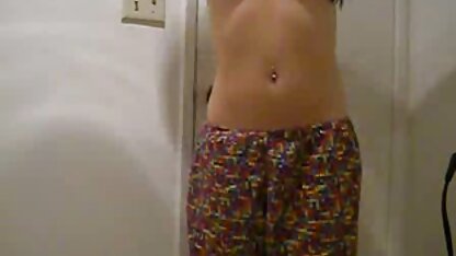 Latina brunette vieille cochonne de 70 ans ayant le sexe vaginal dans un lit double