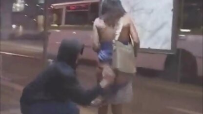 Deux lesbiennes en maille se lèchent les uns les autres ânes sur le lit salopes thai