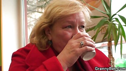 Une blonde avec des salopes extremes poils pubiens tomber avec son amant dans le lit