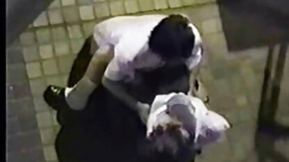 Un homme noir vissant fille blonde et une fille avec un femmes très cochonnes pénis qui est fort.