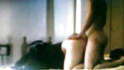 La femme cochonne en collant blonde a essayé de sucer la caméra.