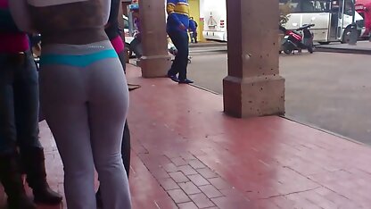 Une videos femmes salopes fille se déshabille devant un homme.