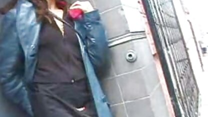 Lesbiennes ayant orgie dans la salle salopes en petites culottes de bain.