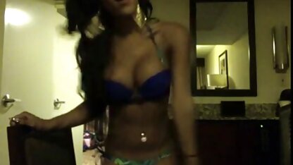 Baise solitaire masturbation cul au travail avec l'aide d'une machine à sexe à la tres vieille cochonne caméra