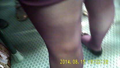 Spit sélectionné sur une fille, envoie salopes thai et parmi les rangs de la nature près de la rivière