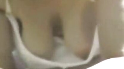 Putain les conneries sur la table femme cochonne en collant