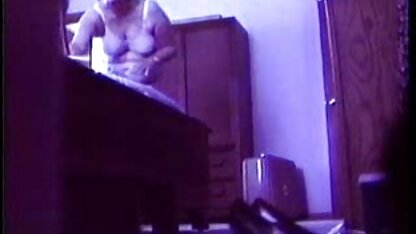 Deux poussins salopes en culotte amener mec avec la langue à l'éjaculation