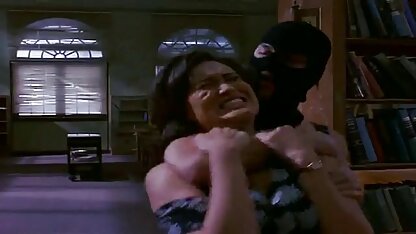 Sexy Kimberly Brinks se fait baiser par salopes travestis un homme noir qui pompé dans un motel