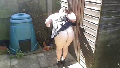 Deux video cochonne en francais copines dans une robe courte chapeau lumineux dans une rue bondée