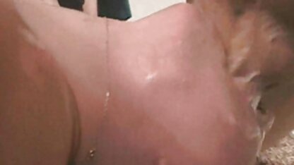 Un voisin est entré dans le salopes matures francaises chapeau d'une maman avec une grosse poitrine dans la salle de bain