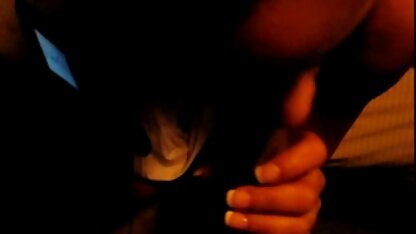 La blonde sexy cochonne saute sur une bite et détruit le lit.