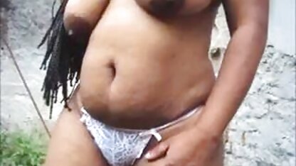 La fille a femme cochonne en collant couru vers la grosse grosse bite.