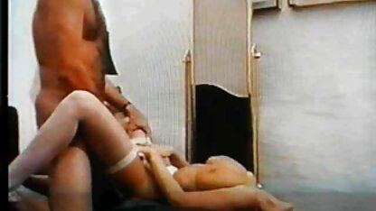 Le conducteur salopes allemande est en train de visser un compagnon de voyage et éjacule sur son visage.