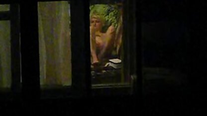 Busty poil court Hut se masturbe salopes mariées son vagin avec un gode épais