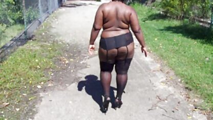 Une fille avec salopes en culotte mamelon piercing taquiner un homme avec une pipe que bon
