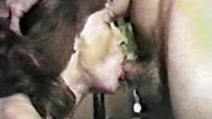 Macho n'est pas Rasée Sexe avec une blonde en bas sur une feuille et sperme dans la salopes italiennes bouche