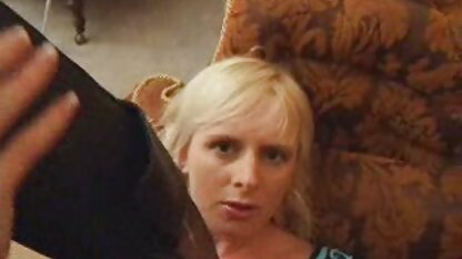 Jeune blonde donne pipe à grosse bite pendant le salopes noire massage