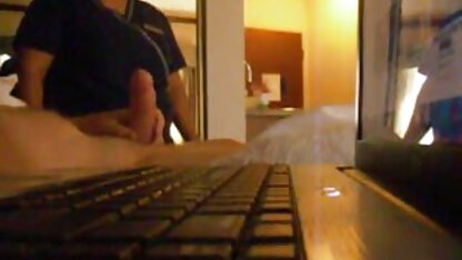 Un homme faisant frire des chattes françaises cochonnes et des bouches de deux copines en sous-vêtements
