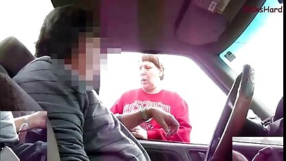 La fille caressait l'entrejambe à sexy salopes travers des collants noirs dans la coulée