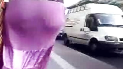 Un groupe de jokers salopes en mini jupe porno dans l'appartement.