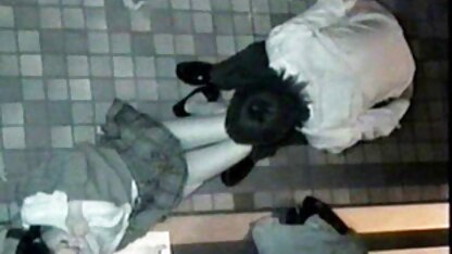 Un homme avec une bouteille de bière baise sa petite amie. arabe salopes