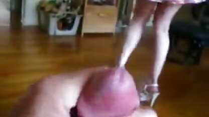 Mec scavenge cutie pour incroyable cul tout en insérant la bite dans le vagin et le cul femme cochonne en collant