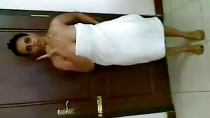 Une belle femme en robe courte marchant le long de la zone piétonne et brille par inadvertance avec de larges fesses mature allemande cochonne