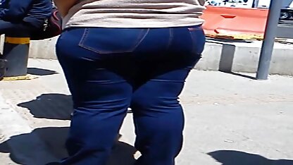 Mec avec large cul dans ripped bas à tâtons la place avec un gode dans la salopes extremes salle de bain