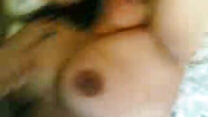Brunette avec pose gros cul vieille tres cochonne devant la caméra amateur