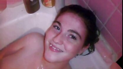 Femme Mature en bas s'assoit avec un cul épais sur le visage d'un ami salopes enceinte