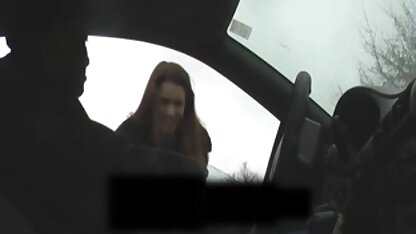 Une mère sanglotant sexe avec un homme près du salopes offertes piano