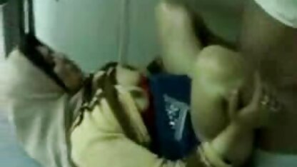 Belle blonde dans les chaussures de sport vieille allemande cochonne doigt doigt clito