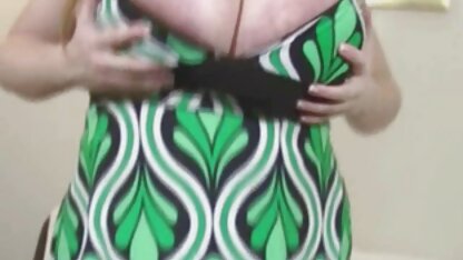 Chocolat cutie donne une pipe à salopes sexy une longue bite Homme Blanc