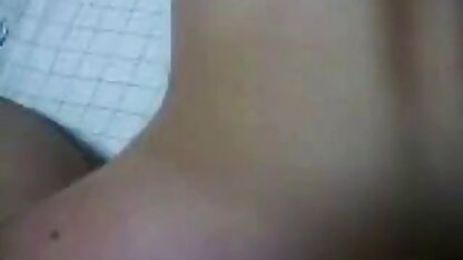 Sexy Sasha rose se fait baiser dans tous les trous par deux athlètes dans vieille cochonne en manque le salon