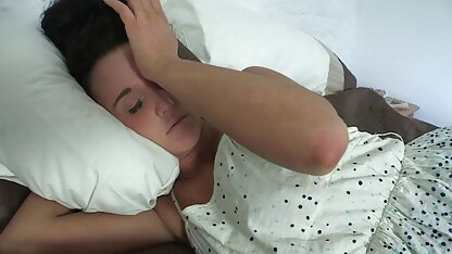 La journaliste versait de l'eau d'un arrosoir dans son salopes africaines vagin et lui frappait le vagin avec un jouet dans le coin de la salle de bain