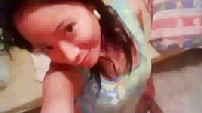 Macho enfoncer le pénis dans la gorge d'une belle salopes travestis maman et l'avoir dans la chatte sur la table de massage