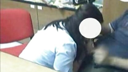 Les étudiants célèbrent l'anniversaire de la fille avec les garçons dans le salopes allemande dortoir
