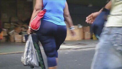 Fille mignonne taquiner sa femmes de menage cochonnes petite amie avec des jambes parfaites