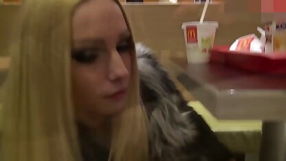 Jeune Mec salopes en lingerie sexy Baise Fille Sur le banc.